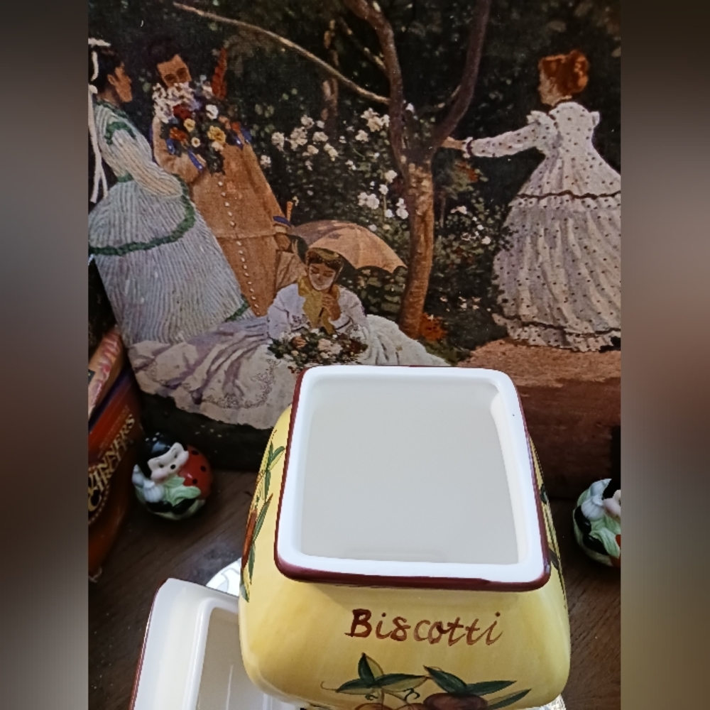 🏕🍎Vintage Biscotti🍪COOKIE JAR 🍱 VERY PRETTY,HAND PAINTED Ceramic. - Picture 4 of 11